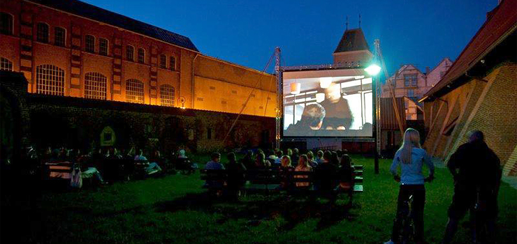 Letnie kino pod chmurką w sobotni wieczór