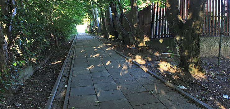 Do przedszkola i kościoła chodzą w ciemnościach. "Po zmroku nie czujemy się tu pewnie"