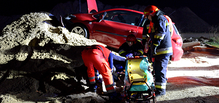 Wypadek w Kazimierzowie. Dwie osoby poszkodowane po uderzeniu autem w pryzmę piasku