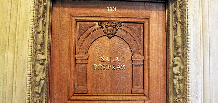 Zabił żonę, okaleczył córkę. Minął rok, a proces nadal nie ruszył