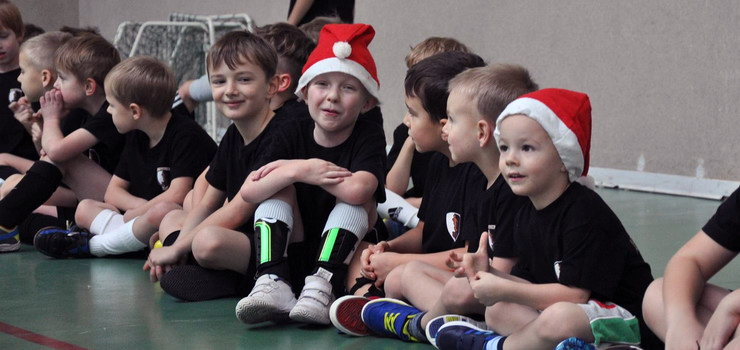 W niedzielę 4.grudnia Akademie futbolu z Elbląga i okolic zagrają w Mikołajkowym Turnieju Piłkarskim