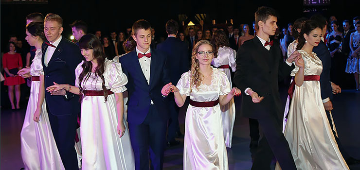 Studniówka w stylu francuskim. Zobacz, jak bawiono się na balu II LO