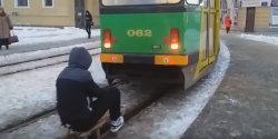 Jecha na sankach za tramwajem – zobacz film