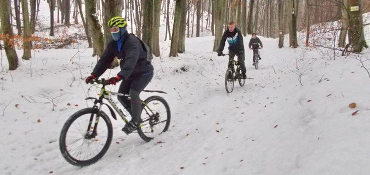 Przejechali rowerami po zanieonej Baantarni