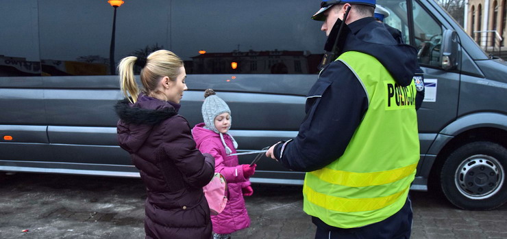 „Dzie Odblaskw” - policjanci rozdawali elementy odblaskowe