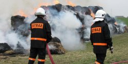 Podpala baloty z sianem i przyglda si akcji straakw. Policjanci zatrzymali piromana