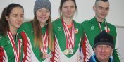 Zawodnicy Ora z medalami Mistrzostwach Polski Juniorw w short tracku