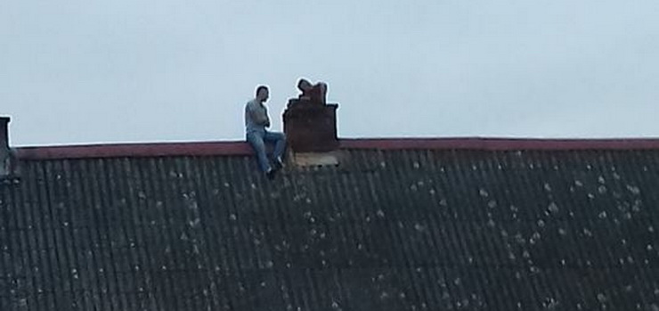 Uciekajc przed aresztowaniem przez siedem godzin siedzieli na dachu. Jeden z nich obrzuci policjantw cegwkami