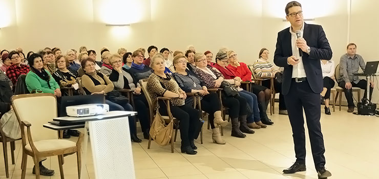 "Motywacja do zdrowego życia i wyjścia z domu". Seniorzy spotkali się z onkologiem i dietetyczką