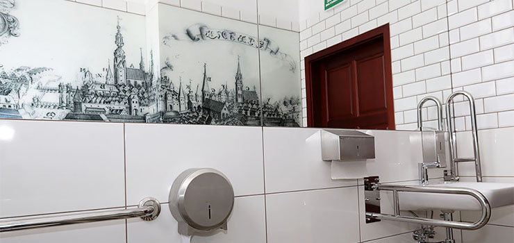 Ubikacje z panoramą historycznego Elbląga. Zobacz jak się zmieniły w Urzędzie łazienki