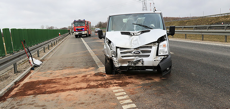 Grone zderzenie dwch pojazdw na S7. Ford uderzy w pojazd MPO