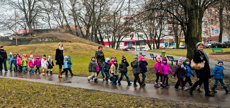 Rekrutacja do podstawwek i przedszkoli pniej ni zwykle. Rodzice musz uzbroi si w cierpliwo