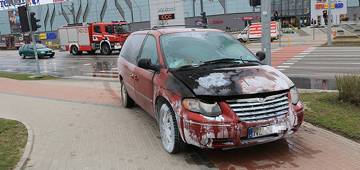Jechał, gdy spod maski zaczął wydobywać się dym... Co było przyczyną pożaru auta na Płk. Dąbka?