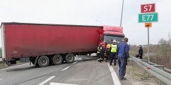 Tir blokuje obwodnic Elblga. Tymczasowe utrudnienia w ruchu i objazd przez miasto