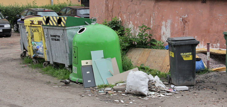 Swoje śmieci podrzucają tu mieszkańcy całego miasta. "To wstyd, że w centrum dzieją się takie rzeczy"