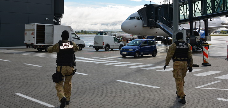 Gupi art z bomb w torbie elblanina na gdanskim lotnisku