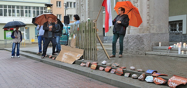 Grupa elblążan ponownie zebrała się pod Sądem.Tym razem uzbrojona w kamienie i płot