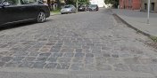 Czytelnik pyta: Czy na ul. Powstacw Warszawskich asfalt zastpi kamienn kostk?