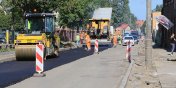 Zatory i korki na Warszawskiej. Trwa ukadanie asfaltu na caej dugoci ulicy