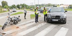 Elblg: Zderzenie motocykla i osobowego BMW. Motocyklista trafi do szpitala