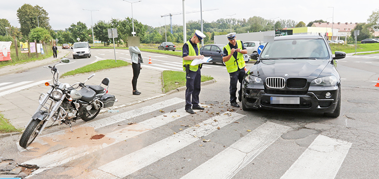 Elblg: Zderzenie motocykla i osobowego BMW. Motocyklista trafi do szpitala