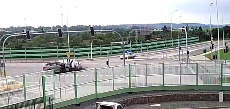 Niebezpieczny wypadek w Malborku. Silnik seata wystrzeli na chodnik, 7 osb w szpitalu - film z monitoringu