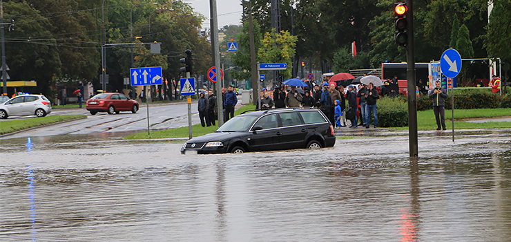 Powódź w Elblągu. Od kilkunastu godzin trwa walka z żywiołem, prezydent poprosił o wsparcie wojska