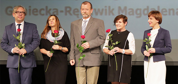Aż 151 nauczycieli elbląskich szkół i placówek oświatowych zostało dziś wyróżnionych - zobacz zdjęcia