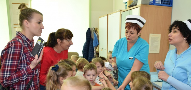 W EUH-E dzieci poznaj prac pielgniarki i ratownika medycznego 