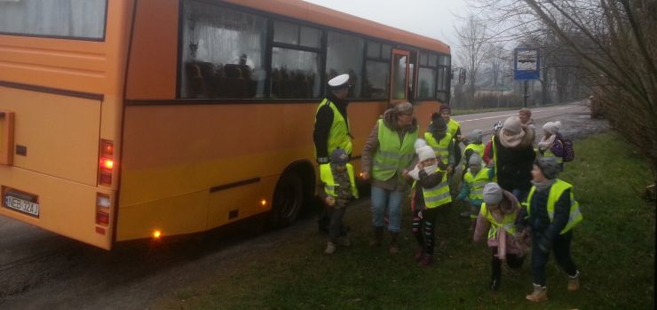 Biezpieczna droga do szkoy – policjanci rozdali dzieciom odblaskowe kamizelki