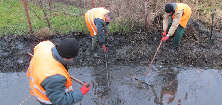 Aresztanci pomagają w usuwaniu skutków podtopień w rejonie Żuław Wiślanych