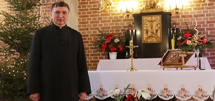 "Ludzie ja nic takiego nie zrobiłem". Ksiądz z Elbląga całą tacę oddał na WOŚP i zachwycił internautów