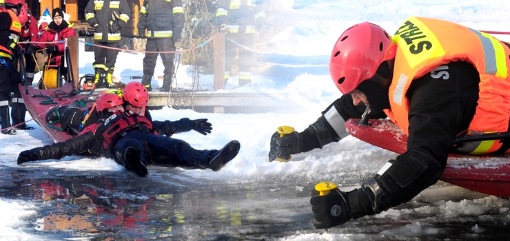 Pod wędkarzami zarwał się lód...! Zobacz akcję ratowniczą