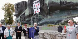 "Konstytucja" na Pomniku Odrodzenia. Monument zosta ubrany na wizyt Henryki Krzywonos