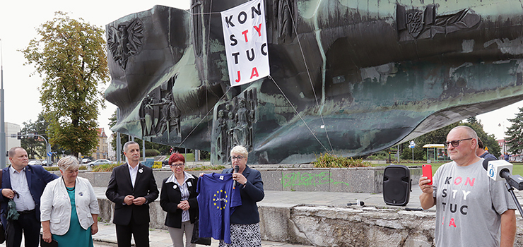 "Konstytucja" na Pomniku Odrodzenia. Monument został ubrany na wizytę Henryki Krzywonos