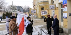 Czonkowie KOD-u zorganizowali pikiet pod biurem PiS. Spotkali wicewojewod Sawomira Sadowskiego