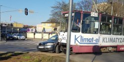 Kolizja auta z tramwajem na torowisku przy skrzyowaniu Grunwaldzkiej i Mickiewicza