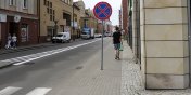 Nitschmanna: Znaki drogowe na rodku chodnika. Slalom dla pieszych i matek z wzkami?