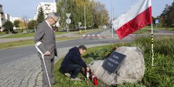 Upamitnili obrocw Birczy. Zapony znicze na rondzie przy ul. Legionw