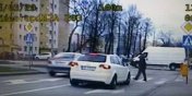 Policja kontroluje okolice przej dla pieszych. Zobacz film