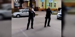 Taniec policjantw podczas kontroli kwarantanny - zobacz film