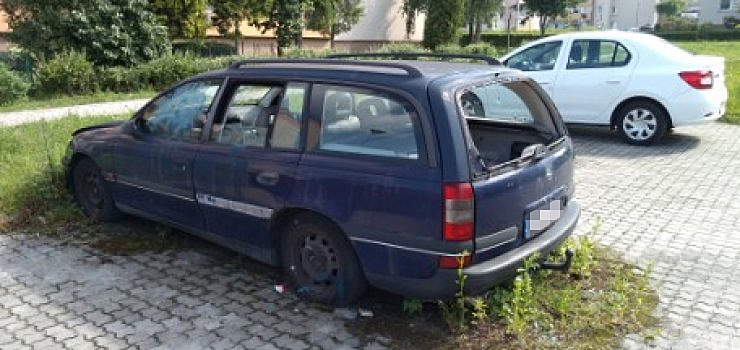 Auto na parkingu przy Koczowskiego stoi porzucone od kilku lat."Niedugo cakowicie zaronie traw" - zobacz film