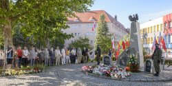 "Tak ginli synowie i crki pokolenia wychowanego w II RP, skadajc  najwysz ofiar za ojczyzn"