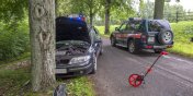 Wypadek w Prchniku na Strumykowej. Osobowe renault laguna uderzyo w drzewo