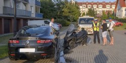 "Pokonaa go moc". Trjkoowym skuterem uderzy w zaparkowane auto