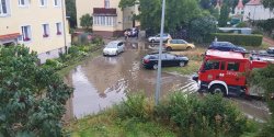 Lokalne podtopienia, zalane piwnice po ulewie w Elblgu. Straacy interweniowali rwnie w szkole
