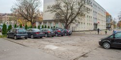 Parking przy Godlewskiego zniszczony. "Dziury i nierwnoci stwarzaj zagroenie"