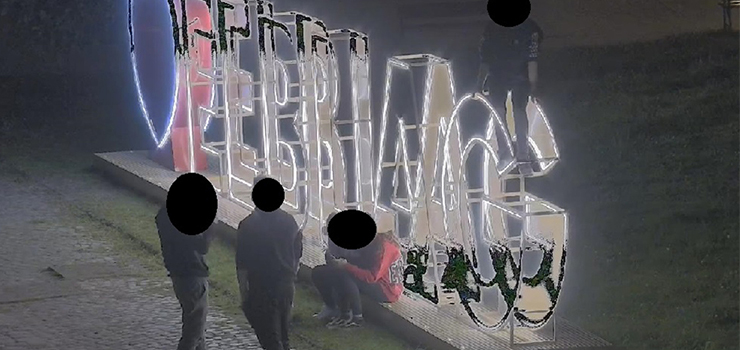 Straż miejska apeluje: nie wspinajcie się na napis, możecie dostać mandat