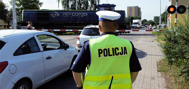 Przed przejazdem kolejowym przy ul. Malborskiej policjanci rozdawali ulotki