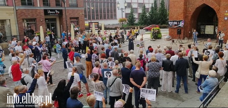 Protest przeciw ustawie „lex TVN” w Elblągu. „ Społeczeństwo nie jest świadome tego, co się dzieje”
